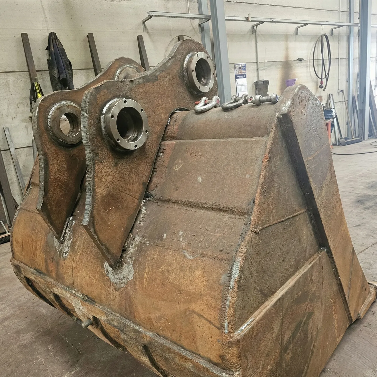 Brazo de excavadora con fisura antes de la reparación