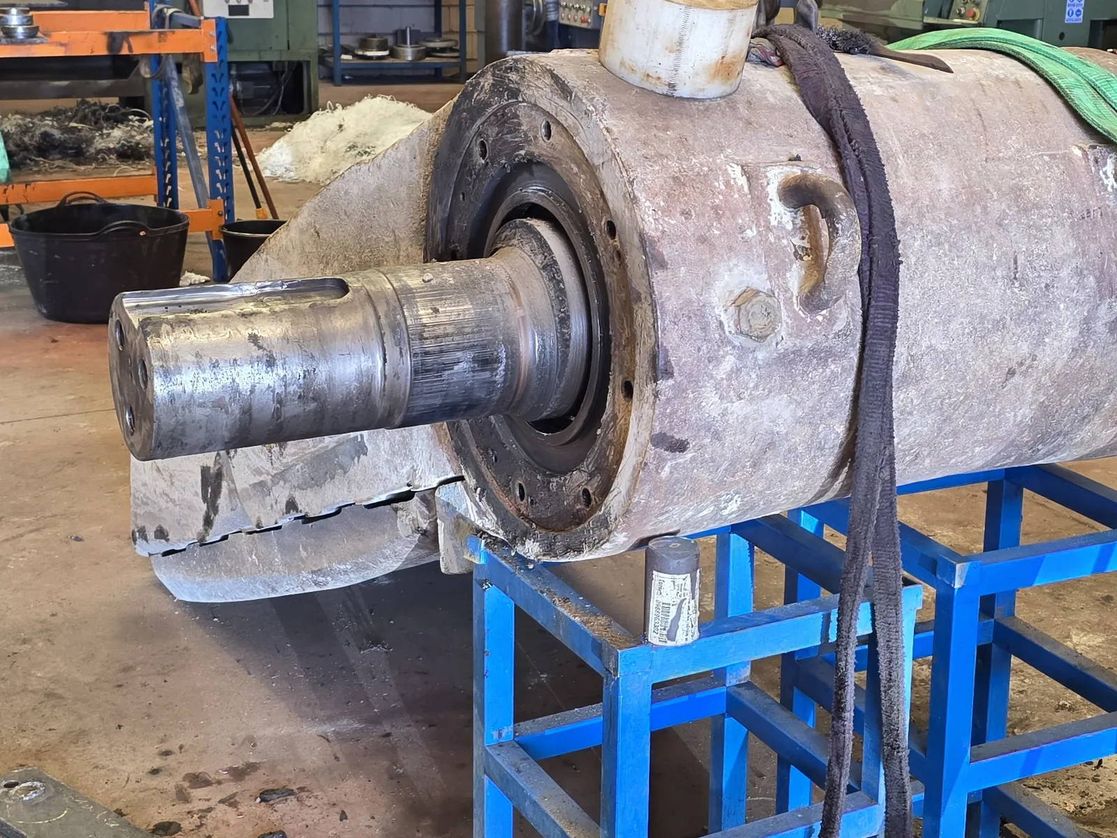 Extremo izquierdo dañado del eje excéntrico de una machacadora de mandíbulas, antes de la reparación