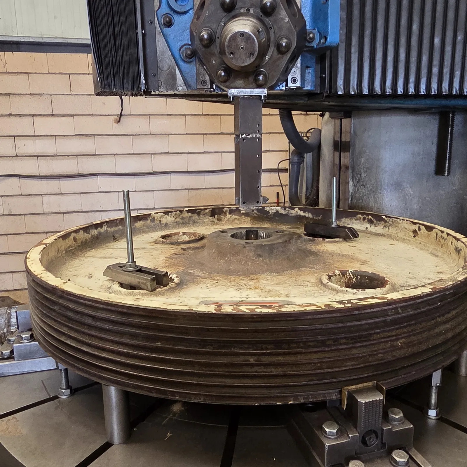Polea de una machacadora de mandíbulas en el torno vertical de nuestro taller